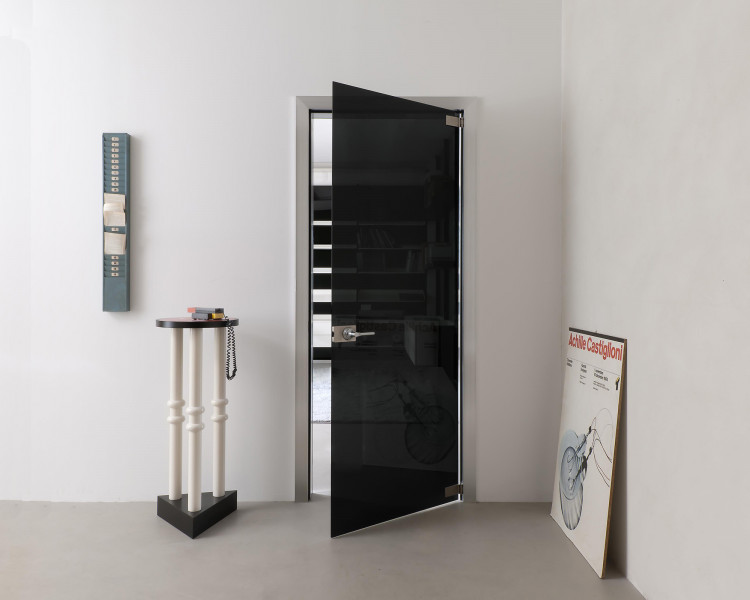 ALBED_BATTCC_STP45_SAIL_product_door_dark_grey_glass_aluminium_jambs_open1_low.jpg